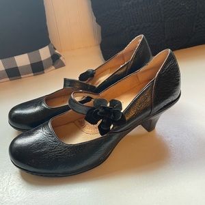 Sofft 9.5 black leather Mary Jane shoes.  EUC like new